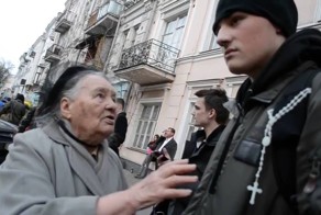  Бабушка вразумляет юнца .