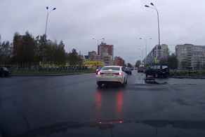 Неадекватный водитель сбил двух женщин и скрылся