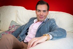 Мужчина превратил себя в живую куклу