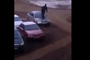 Прыгал по крышам автомобилей и был наказан