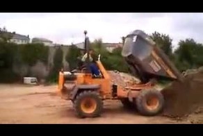 Водитель погрузчика катапультировался