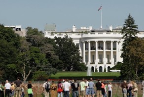 Граждан США, кинувших бумаги в Белый дом, обвинили в применении оружия