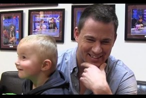 Малыш бросает мячи в кольцо (с продолжением)