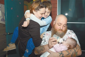 И в счастье, и в горести. Пара усыновила смертельно больного ребенка
