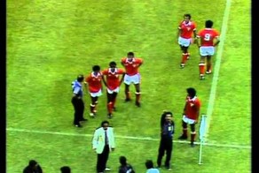 Курьезы в футболе: Шейх на поле, автогол с пенальти и утопленные судьи