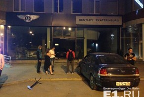Opel въехал в автосалон Bentley, водитель в трусах убегал