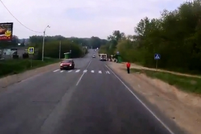 Камаз перевернулся из-за бабульки