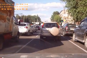 Подрезал таксист, а врезались в зад