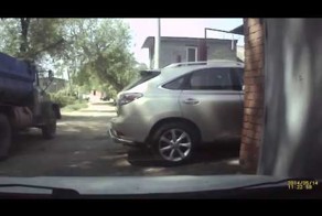 Грузовик провалился под землю