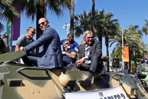 Звезды боевика «Неудержимые-3» въехали в Канны на БТРах