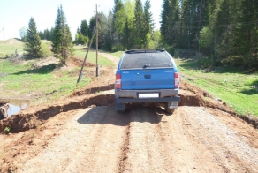 Тойота зависла над «ущельем»