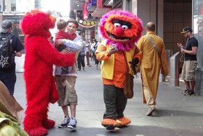 Прохожие с Таймс-сквер