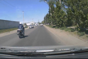 Снес мотоциклиста.