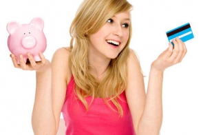 Какая кредитка лучше выглядит - голубенькая или белая?