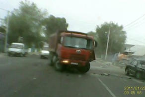 Самосвал на полном ходу заехал в Forester.