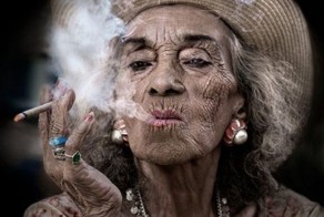Бабуля зажигает