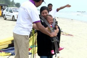 Родители заставили 11-месячного ребенка полетать на парашюте