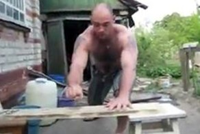 Вбивает гвозди голыми руками