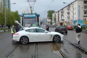 В Новокузнецке трамвай протаранил Porsche Panamera