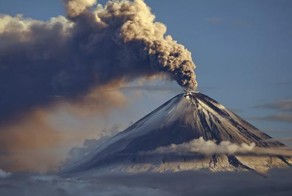 Вулкан Шивелуч на Камчатке выбросил десятикилометровый столб пепла