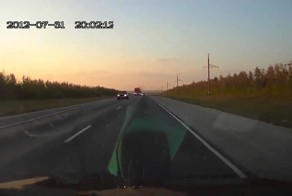 Колонна идиотов обгоняет фуры