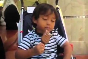 Сонный малыш и мороженое