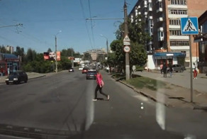 Акцент не пропустил девочку