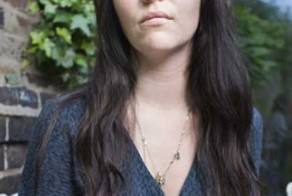 Модельер практически ослепла из-за неправильного использования линз