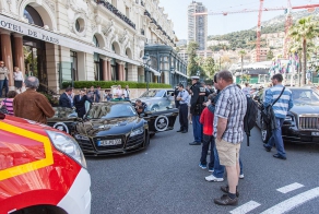 Мужчину пришлось эвакуировать из суперкара Audi R8