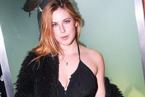 Дочь "крепкого орешка" прогулялась топлес