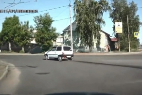Авария дня 1532. В Сызрани перевернулась ОКА