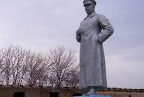 В Казахстане хотят снести последний памятник Сталину