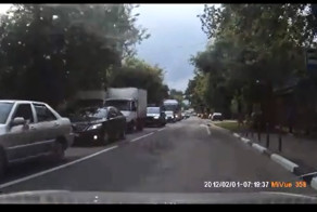 Две девочки не разъехались