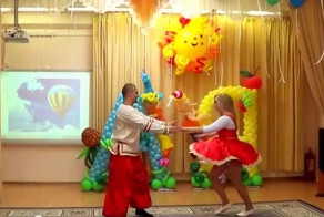  Родители зажгли на выпускном дочери!