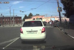 Поцелуй с бордюром!