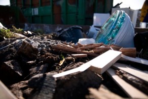 Два человека погибли, пытаясь достать упавший в туалет мобильник