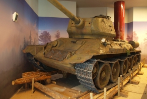 Танк из пенопласта, поражающий своей достоверностью