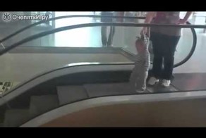 Выгуливает ребёнка=)