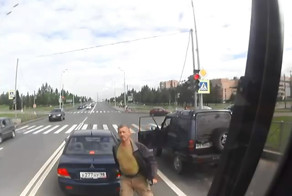 Нарушитель разбил окно водителю автобуса