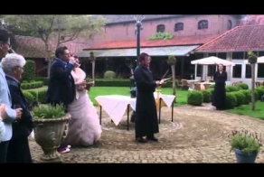 Мастер открывания шампанского кинжалом