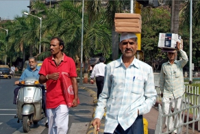 Почему индийские носильщики носят грузы на голове