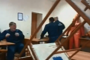 Пожарный торопится на выезд!!!