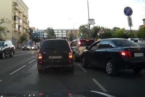 Сцепились на ровном месте