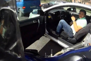 Открыл дверь