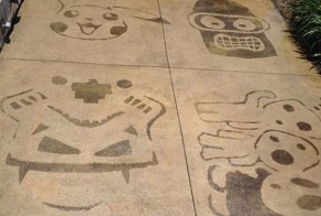 Картины струей воды на бетоне.