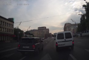 "Идиотам на дороге нет предела!"