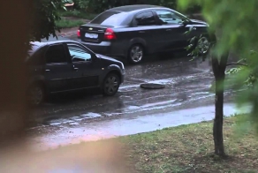 Незакрытый люк и реакция водителей