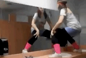 Неуклюжие девушки