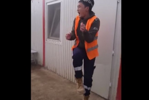 Парень отлично танцует