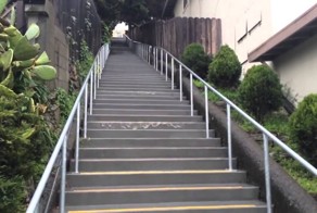 Вода прыгает по лестнице